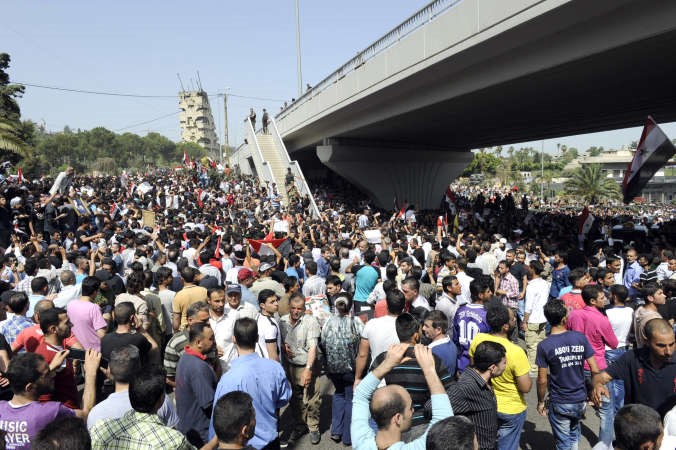 حشود من السوريين في طريقهم الى السفارة السورية في بيروت للمشاركة في الانتخابات الرئاسية للمقيمين في الخارج محمود الطويل 