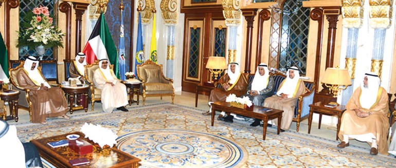 صاحب السمو الامير الشيخ صباح الاحمد وسمو ولي العهد الشيخ نواف الاحمد وخالد الصالح وصالح الفضالة واحمد باقر
