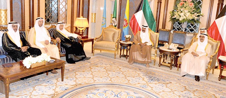 صاحب السمو الامير الشيخ صباح الاحمد مستقبلا بحضور سمو ولي العهد الشيخ نواف الاحمد كلا من عبدالله المفرج وعبدالوهاب الوزان وسعد العجمي