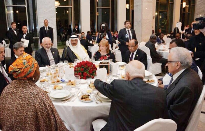 الشيخ صباح الخالد خلال مادبة عشاء رسمية اقامها رئيس الوزراء الجزائري﻿