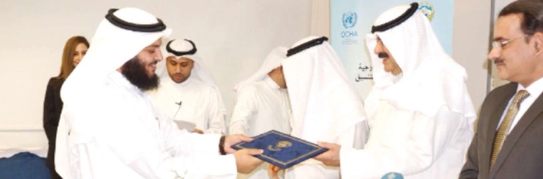 خالد الجارالله اثناء تسليم الشهادات للمشاركين