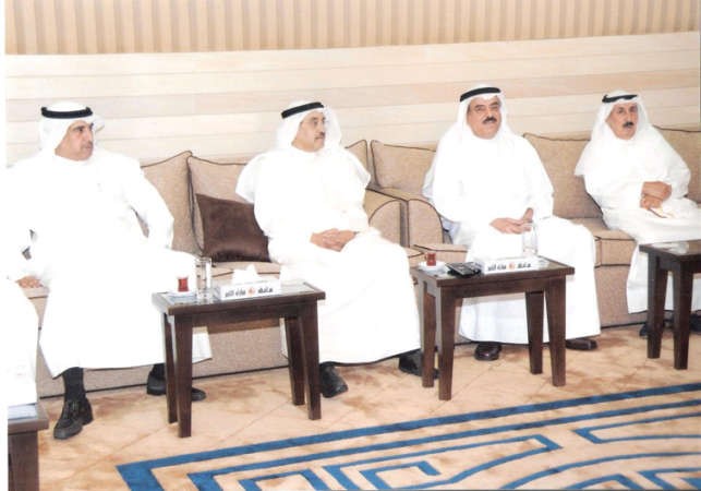 المحافظ الفريق اول احمد الرجيب مع عدد من المواطنين