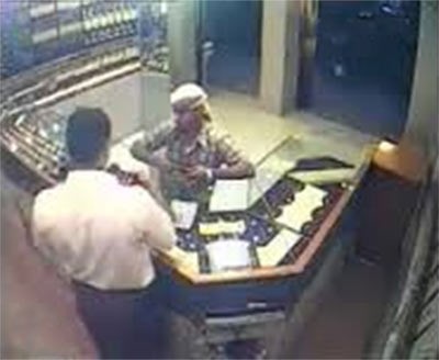 بالفيديو.. شاهد لحظة قتل يمني لصاحب محل مجوهرات بسلاح رشاش بدافع السرقة