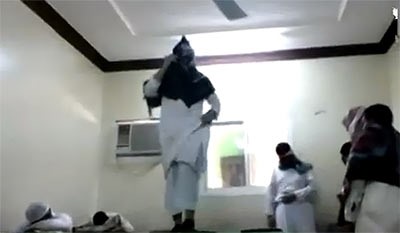 فيديو طريف.. طلاب ثانوي في السعودية يحولون فصلهم الدراسي لمنصة عرض ازياء يقلدون فيها عارضات العالم