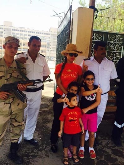 زينة تلبي طلبات المعجبين بالتقاط الصور