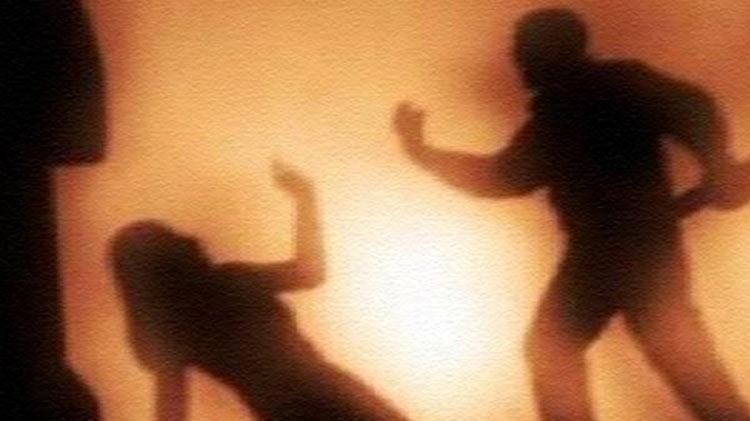 أب إيراني يذبح ابنته بعد القبض عليها من شرطة الآداب