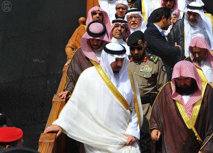 بالصور.. نيابة عن خادم الحرمين أمير مكة يتشرف بغسل الكعبة المشرفة