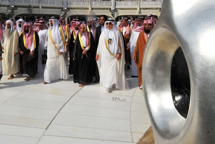بالصور.. نيابة عن خادم الحرمين أمير مكة يتشرف بغسل الكعبة المشرفة