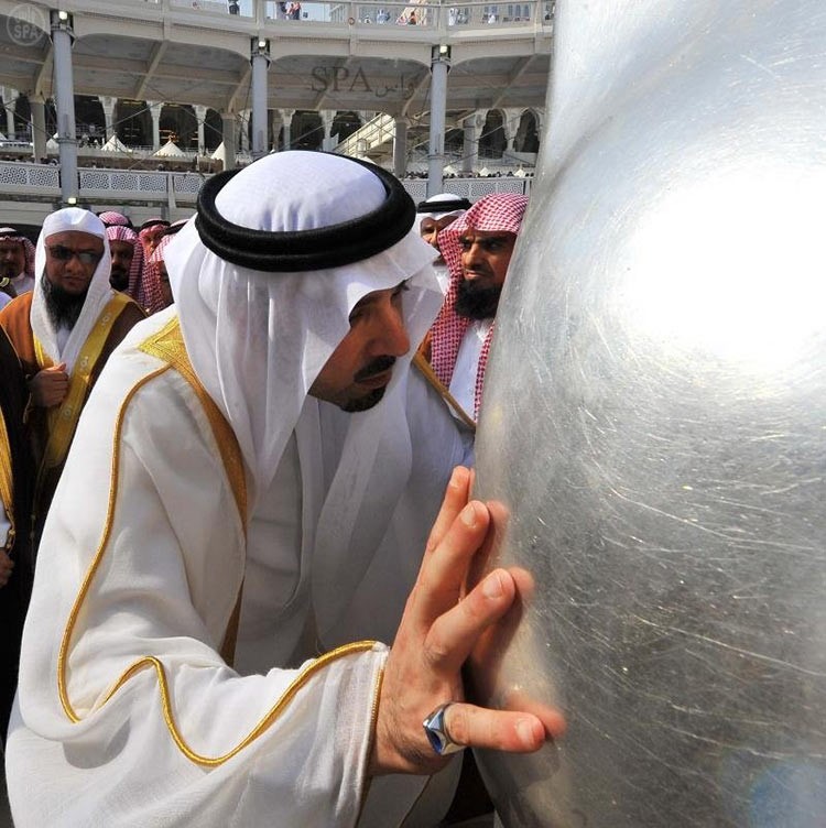 بالصور.. نيابة عن خادم الحرمين أمير مكة يتشرف بغسل الكعبة المشرفة