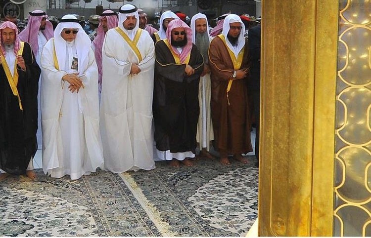 بالصور.. نيابة عن خادم الحرمين أمير مكة يتشرف بغسل الكعبة المشرفة