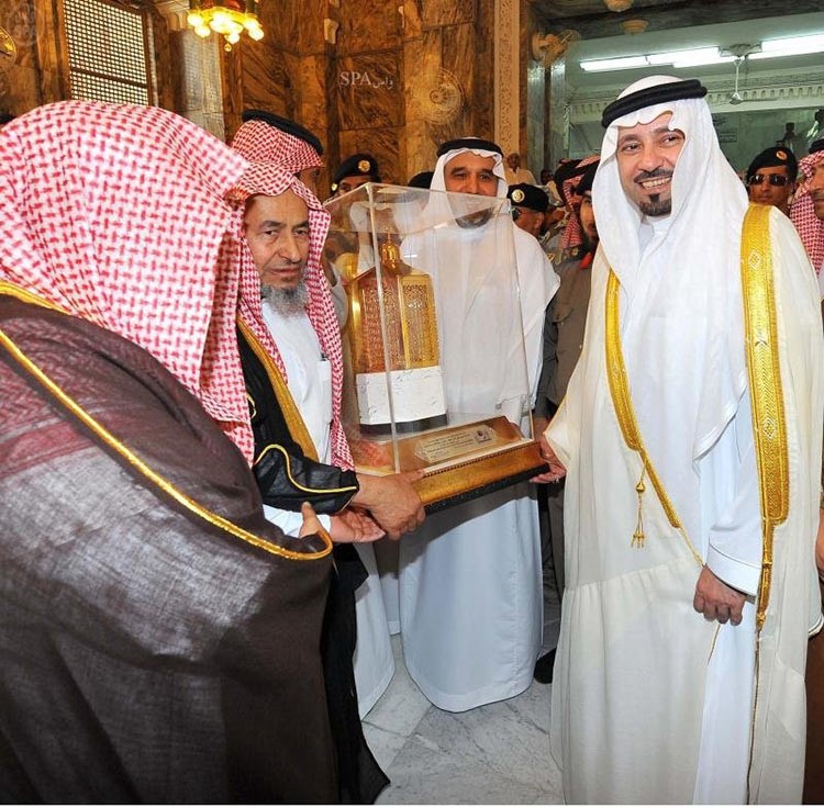 بالصور.. نيابة عن خادم الحرمين أمير مكة يتشرف بغسل الكعبة المشرفة