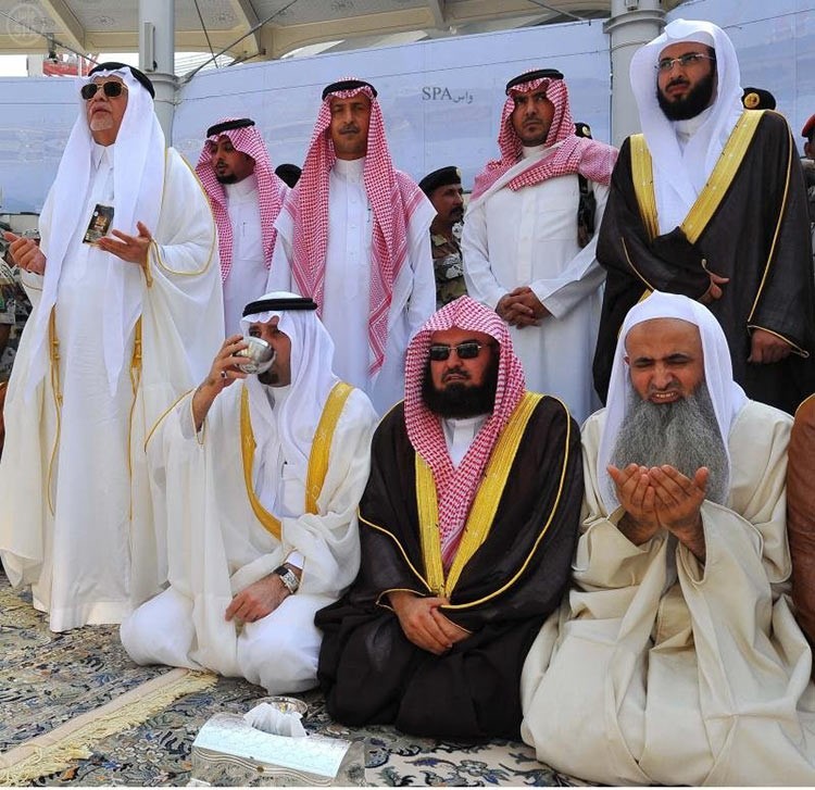 بالصور.. نيابة عن خادم الحرمين أمير مكة يتشرف بغسل الكعبة المشرفة