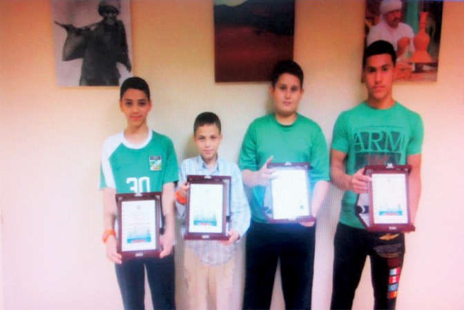طلاب مدرسة الاخلاص اثناء تكريمهم﻿
