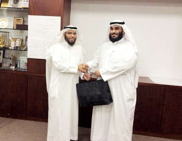 بدر الشطي يكرم المستشار السعودي احمد الطليحان﻿