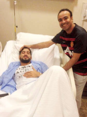 عادل عقلة يطمئن على عبدالهادي خميس بعد اجراء العملية ﻿