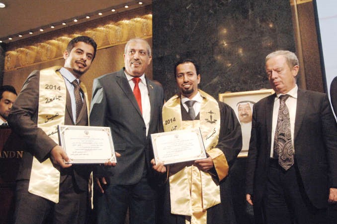 د فريح العنزي مع مجموعة من خريجي الحقوق