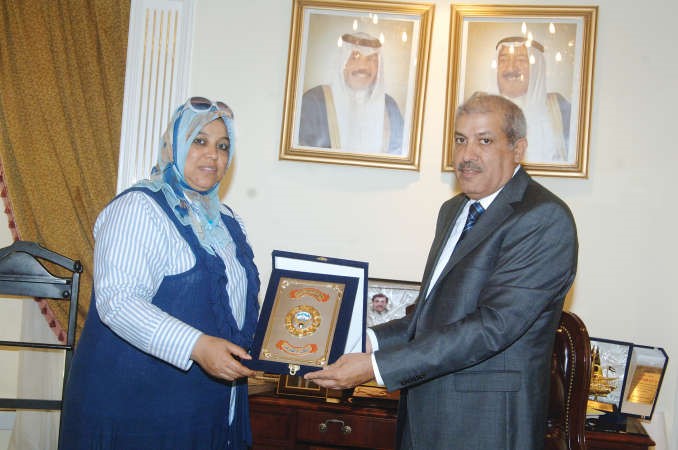 د فريح العنزي مكرما الزميلة هناء السيد 