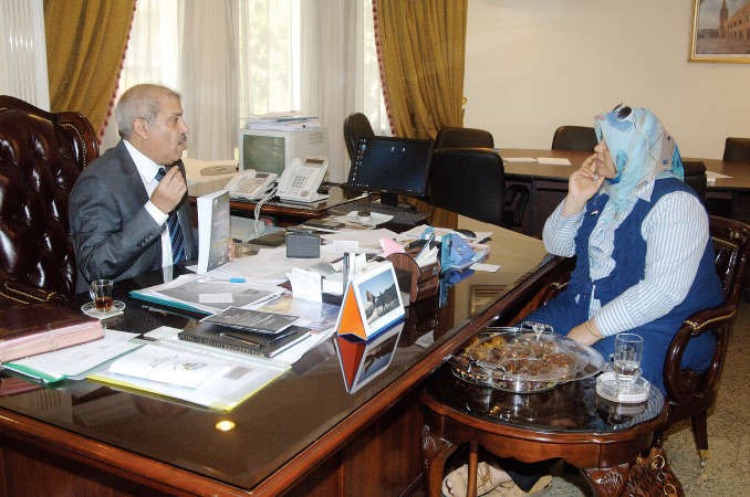 رئيس المكتب الثقافي في القاهرة د فريح العنزي متحدثا الى الزميلة هناء السيد ناصر عبدالسيد