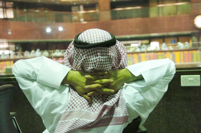 عدم وجود جدية ووضوح في قانون هيئة الاسواق اربك حسابات النوابوفي الصورة متداول يمعن النظر في الاسعار الحالية بالسوق