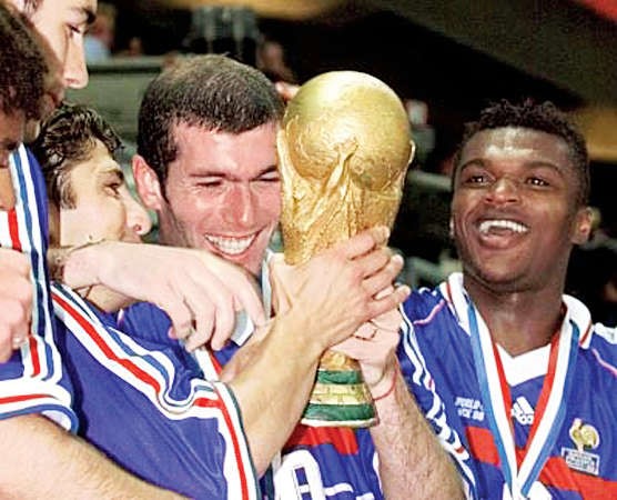 زيدان يحمل كاس العالم