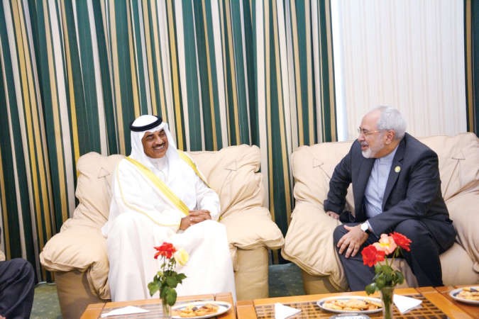 الشيخ صباح الخالد اثناء اجتماعه مع وزير الخارجية الايراني محمد جواد ظريف ﻿