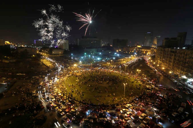 العاب نارية ومصريون يحتفلون بتقدم المشير عبدالفتاح السيسي الكبير في انتخابات الرئاسة المصرية اپ