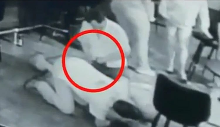 بالفيديو.. مشهد مقزز.. رجل يسرق آخر أثناء تعرضه لنوبة قلبية