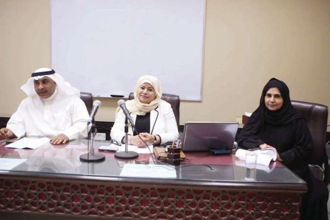 لطيفة العجيل وسلوى البعيجان اثناء الاعلان عن تدشين التطبيق محمد هاشم