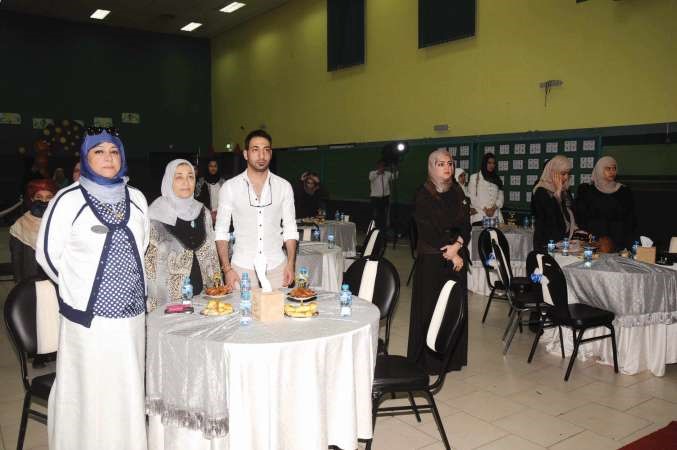 مديرة المدرسة ايمان المنصور والحضور اثناء النشيد الوطني 