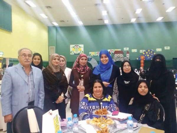 الموجهة الاولى اعتدال البحر والموجهة فاطمة الجدي ورئيستا القسم حصة الكندري وتهاني العنزي مع فريق العمل محمد فواز ومنى محمد وميمي جميل ومايسة وهدان