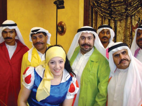 خلال احد اعماله المسرحية مع عبدالعزيز المسلم ومجموعة من الفنانين﻿