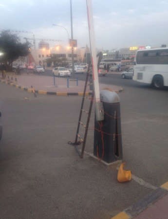 بوابة المخفر مربوطة بحبال بلاستيكية﻿