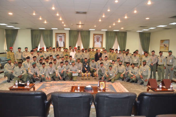 العميد الركن فالح شجاع مع الفرق المكرمة
