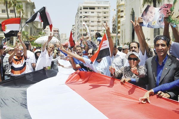 انصار المشير عبدالفتاح السيسي يحتفلون بفوزه بالرئاسة المصرية في الاسكندرية امس افپ