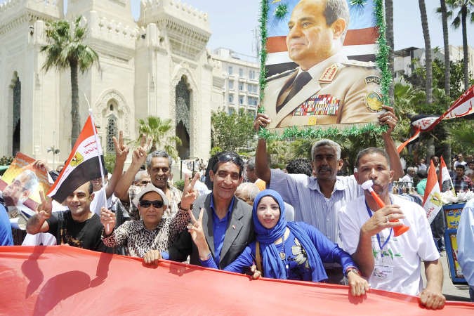 انصار المشير عبد الفتاح السيسي يحتفلون بانتصاره في الانتخابات الرئاسية المصرية في الاسكندرية امس افپ
