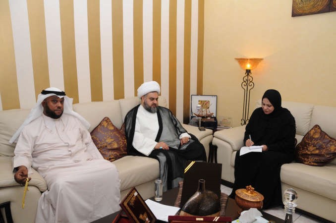 الشيخ هاني شعبان ود سعد العنزي يتحدثان للزميلة ليلى الشافعي انور الكندري