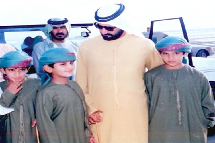 حاكم دبي مع ابنائه الثلاثة