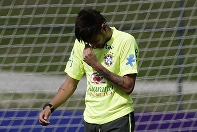 نيمار يذرف الدموع في تدريبات المنتخب البرازيلي