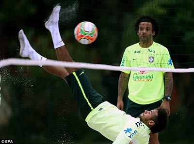 بالفيديو والصور.. نيمار يذرف الدموع في تدريبات المنتخب البرازيلي