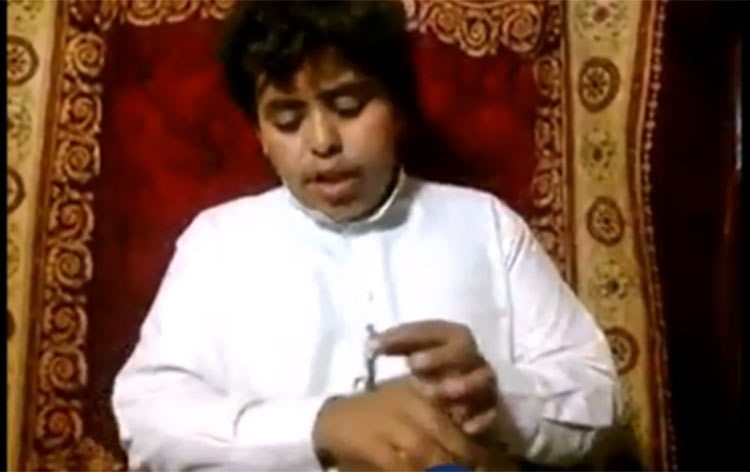 بالفيديو.. طفل سعودي يلتهم عقرباً حياً