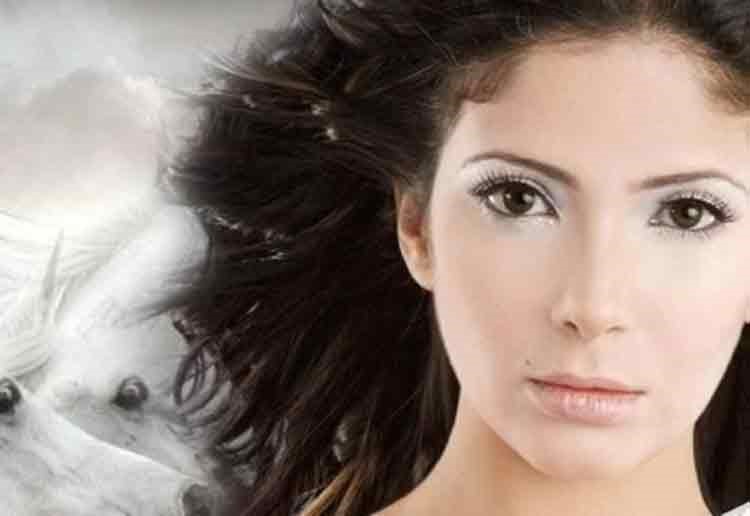 منى زكي قصدت الطبيب النفسي بعد وفاة والدها