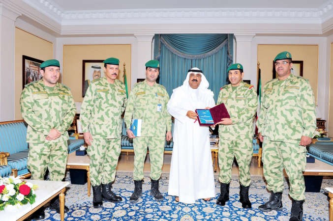 الشيخ مشعل الاحمد يكرم مدير مديرية التفتيش والرقابة وعددا من ضباط المديرية 