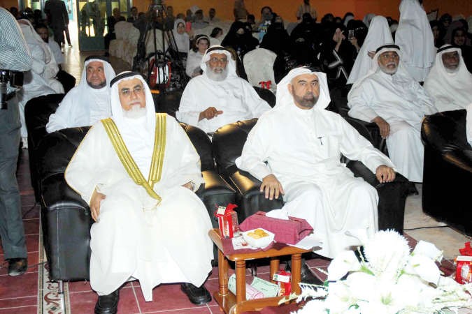 دعبدالمحسن الخرافي ودعبدالله الكندري ومديرو المدارس والضيوف يتابعون الحفل