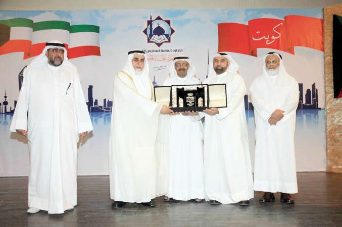  ديوسف السند ودعبدالله الكندري وفيصل المقهوي ومحمد الصانع يقدمون درعا تذكارية للدكتور عبد المحسن الخرافي