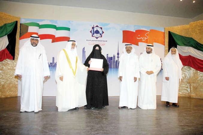 دعبدالمحسن الخرافي وديوسف السند ودعبدالله الكندري وفيصل المقهوي ومحمد الصانع يكرمون احدى الفائزاتهاني عبدالله