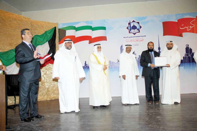 دعبدالله الكندري وفيصل المقهوي ودعبدالمحسن الخرافي ومحمد الصانع وشريف فتح الله اثناء تكريم احد الفائزين