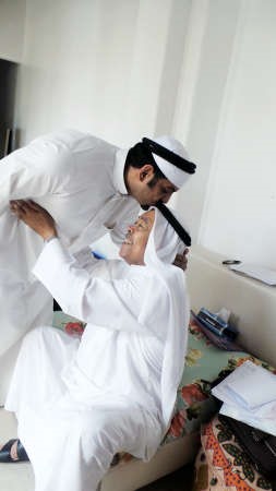 مشعل يطبع قبلة على جبين الفرج