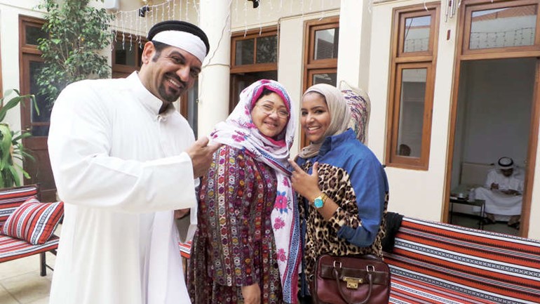 انتصار الشراح تتوسط مشعل الشايع والاء الهندي في كواليس المسلسل 