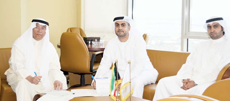 صالح الفلاح يوقع الاتفاقية مع ممثل احد المكاتب الاستشارية المتخصصة في اسواق المال﻿