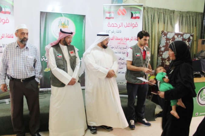 جانب من توزيع المساعدات على النازحين السوريين في لبنان